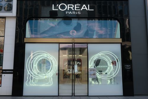 Fachada de una tienda de L'Oréal en Shanghai, China.